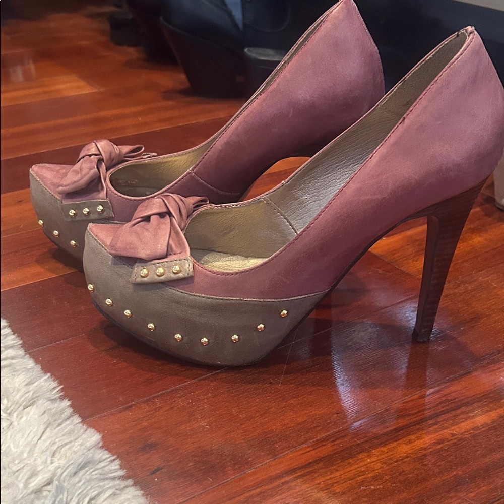 Bruno Menegtti Two-Tone Mauve Taupe Platform Pumps with Bow and Studs size 7